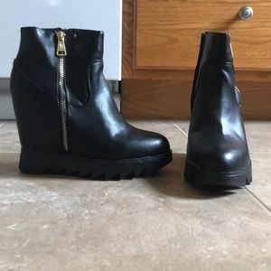 Black chunky wedge ankle boot gold zipper size 6